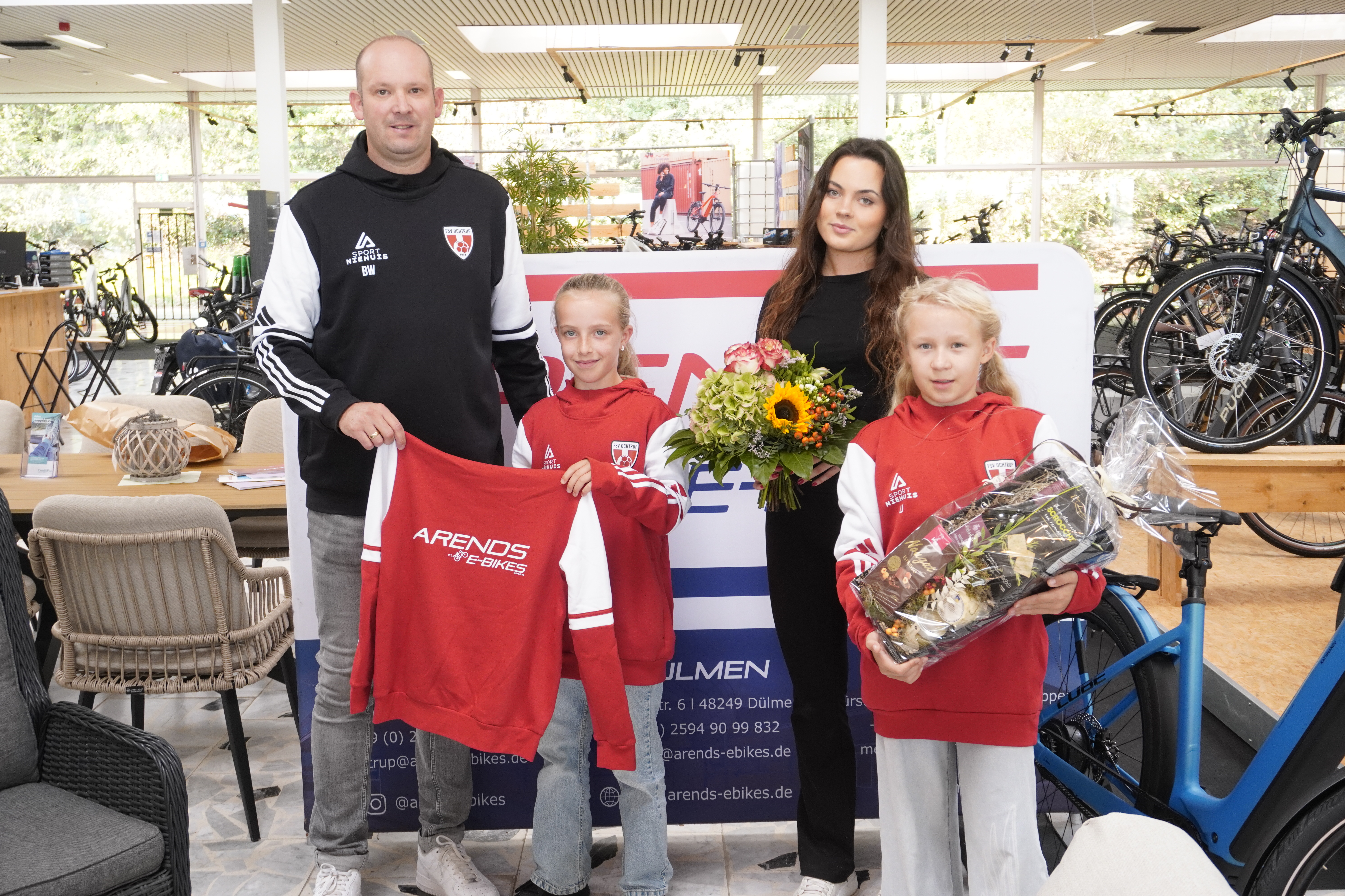 JSV Ochtrup Mädchenmannschaft mit gesponserten Pullovern