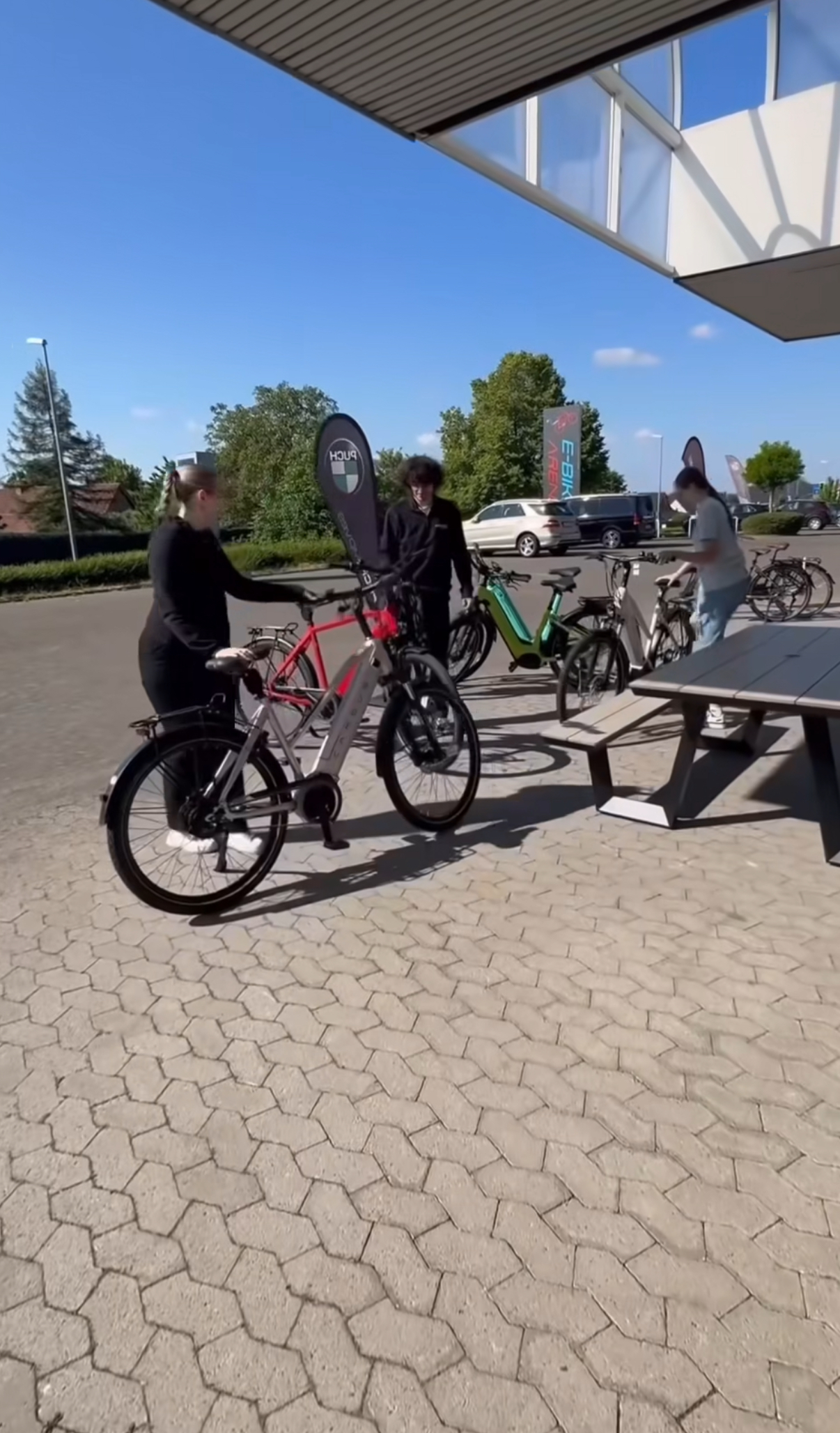 Kundin mit neuem E-Bike