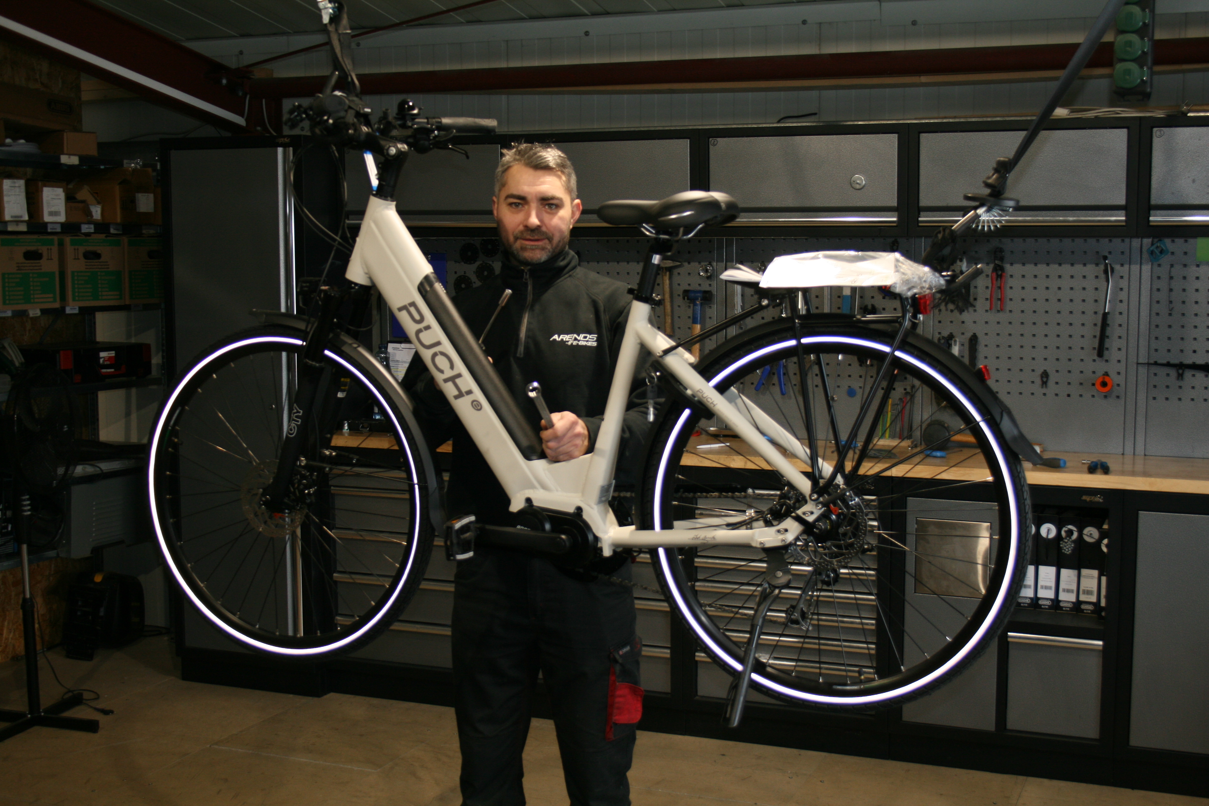 Zwei Monteure am Fahrrad